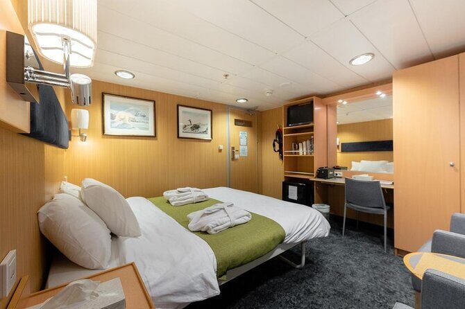 24hr Northern Lights & Whale Watching Cruise - Cabins and meals: the comfort details that make Arctic time survivable