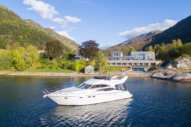 4 Day Bergen - Hardangerfjord private fjord-cruise - Cruise from Norheimsund to Eidfjord: slow fjord time from the flybridge