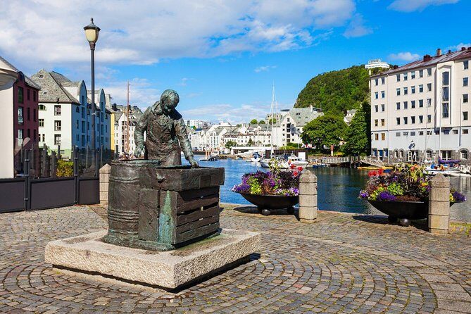 Alesund Shore Excursion: The Ultimate Sightseeing Tour - Guide quality in a small group: how to make it work