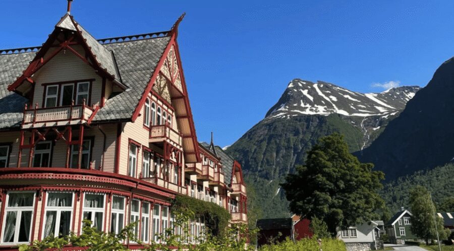 Ålesund Sightseeing Cruise - Sunnmøre Alps and fjord-side villages: why the perspective is different