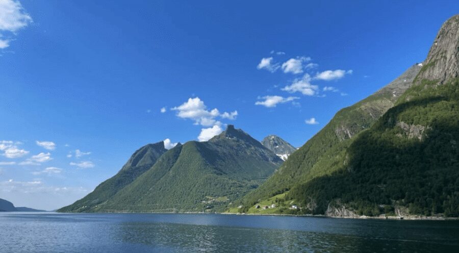 Ålesund Sightseeing Cruise - Øye village stop: worth it, but be ready for a quick hit