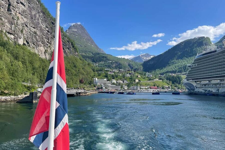 Ålesund to Geiranger Fjord Boat Tour with Return Bus Tour - Nordang Valley Bus Journey to Hellesylt: Road Views That Feel Like a Movie
