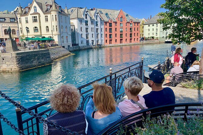 All Alesund Highlights in one tour - Sunnmøre Museum and Atlanterhavsparken: farm life to cold-water fish