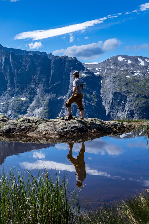 Andalsnes: Bike & Hike Adventure to Litlefjellet Summit - The lunch stop at the summit: Norwegian comfort with a view