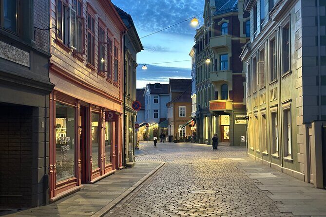 Audio Walking Tour in Bergen Famous Ghosts Location - Stop 4: Skostredet Shoe Street and Its Dark Spirits