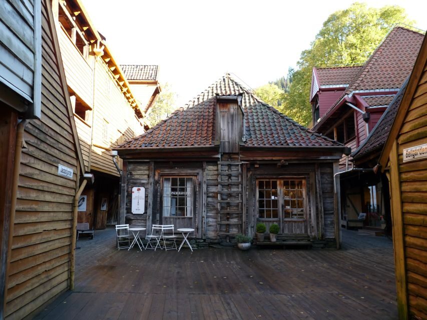 Bergen: City Tour on Foot - A 2-hour intro to Bergen’s trade, music, and everyday life