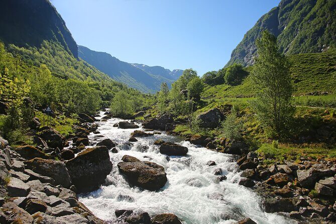 Bergen: Easy Hike to Bondhus Glacier Lake w/Lunch in Rosendal - Steinsdalsfossen Waterfall: short stop with a memorable photo trick