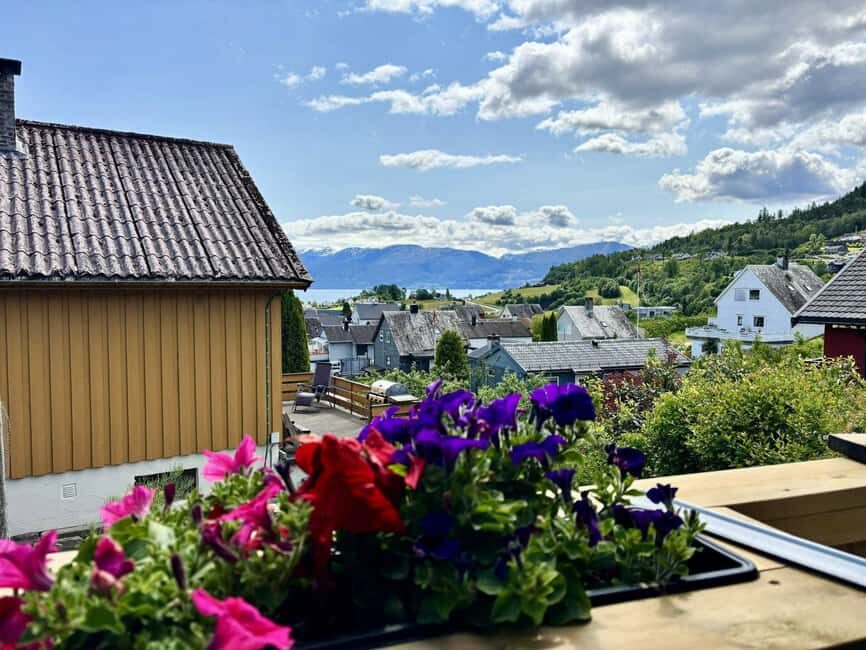 Bergen: Hardangerfjord & Waterfalls Bus Tour with Apple Pie - Norheimsund and the Maritime Centre: craft culture, not just souvenirs