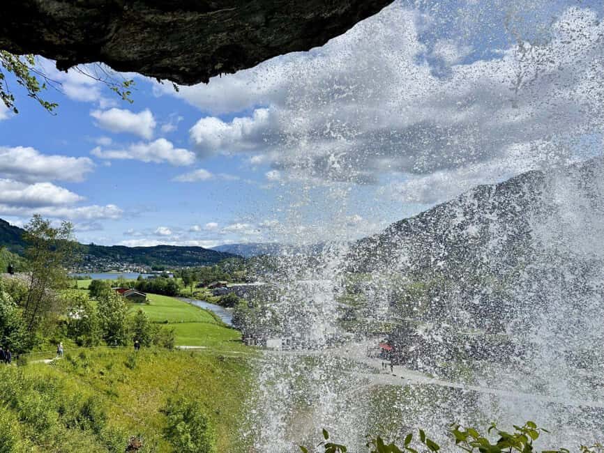 Bergen: Hardangerfjord & Waterfalls Bus Tour with Apple Pie - Getting the most from short stops in changeable weather