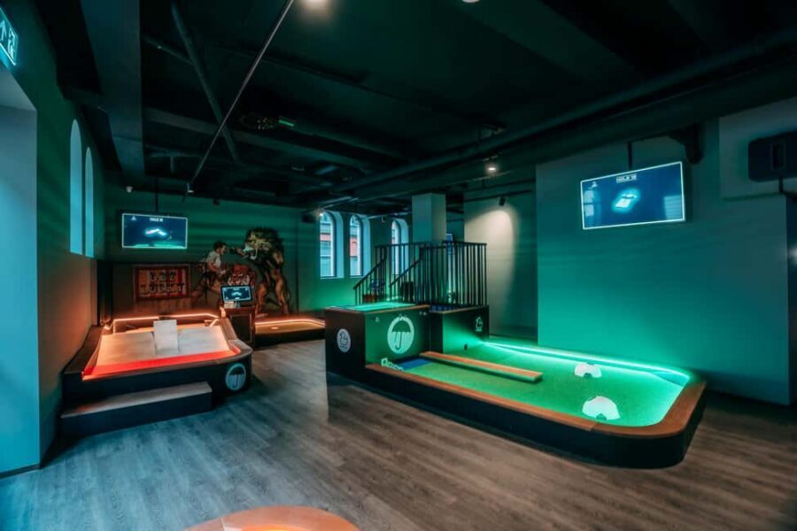 Bergen: High-Tech Minigolf in Top Bergen Activity Bar! - Other games at Alltid Opplett: shuffleboard and pool
