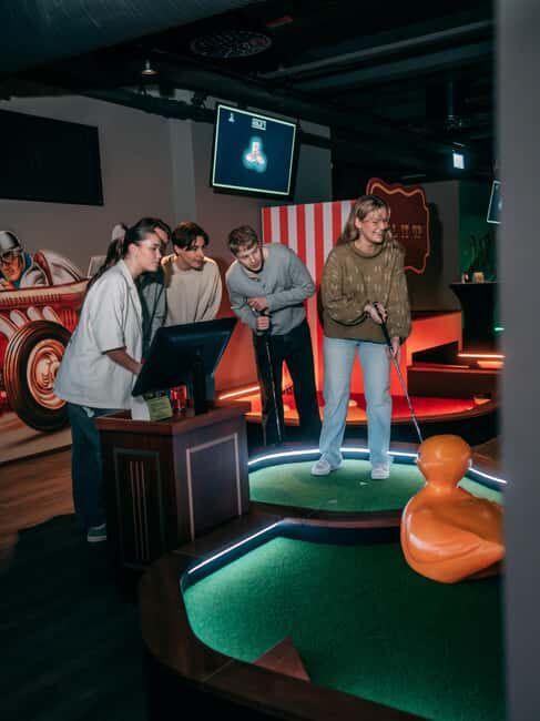 Bergen: High-Tech Minigolf in Top Bergen Activity Bar! - The 18-hole high-tech minigolf round: more challenge than you expect