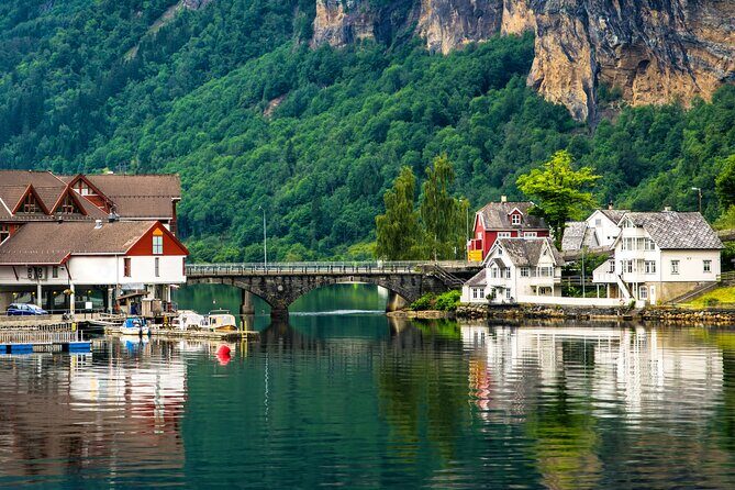 Bergen in a day, Guided tour: Old Town, Waterfalls & Waffles - Bryggen Hanseatic Wharf: UNESCO at the end, not the start