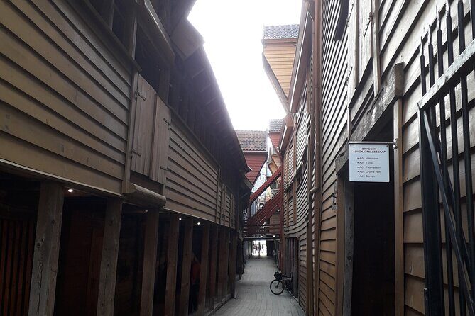 Bergen: Local food tasting & Excursion with a city view from the top - Bergenhus to Bryggen to Floyen: the simple logic of this tour