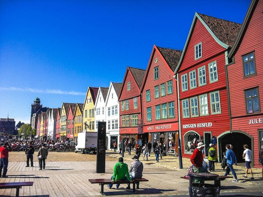 Bergen: Mostraumen Fjord Cruise, Mt Fløyen, City Sightseeing - Meeting your guide in downtown Bergen: what the day feels like