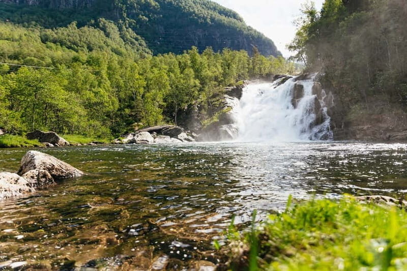 Bergen: Old Town and Waterfalls Guided Tour with Waffles - Bergen again: bus ride back, then UNESCO Bryggen time
