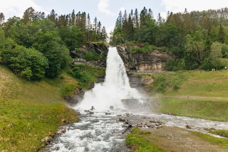 Bergen: Old Town and Waterfalls Guided Tour with Waffles - The waffle stop: Hardanger apples in your hands