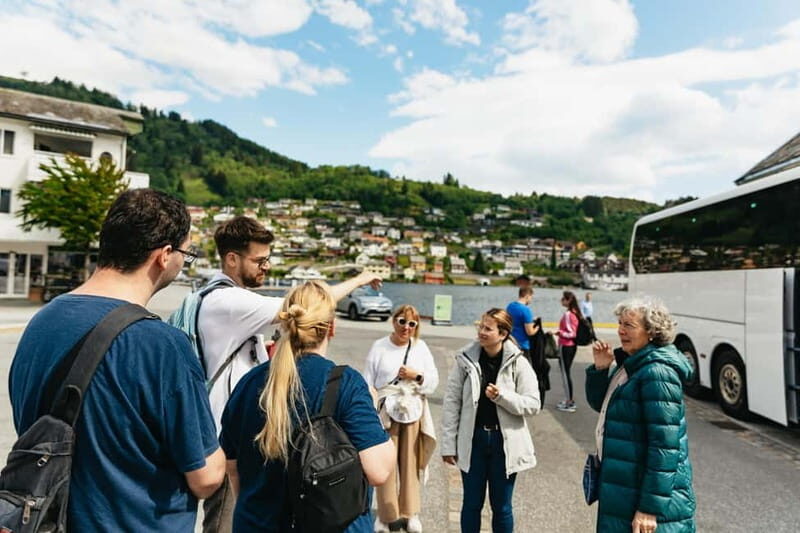 Bergen: Old Town and Waterfalls Guided Tour with Waffles - Fossen bratte and the photo-stop rhythm