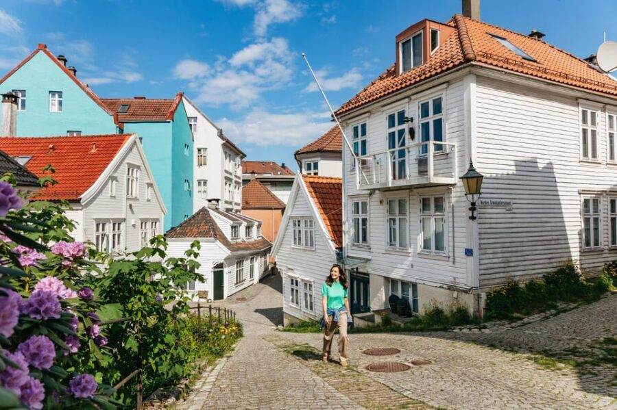 Bergen: Past & Present Small Group Guided Walking Tour - Why Bergenhus and Bryggen Together Work So Well