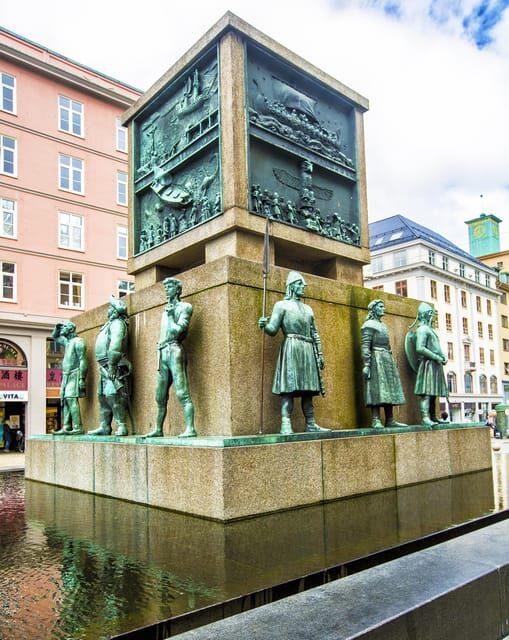 Bergen: Private tour in your own language - Festplassen: the quick photo stop with real orientation value