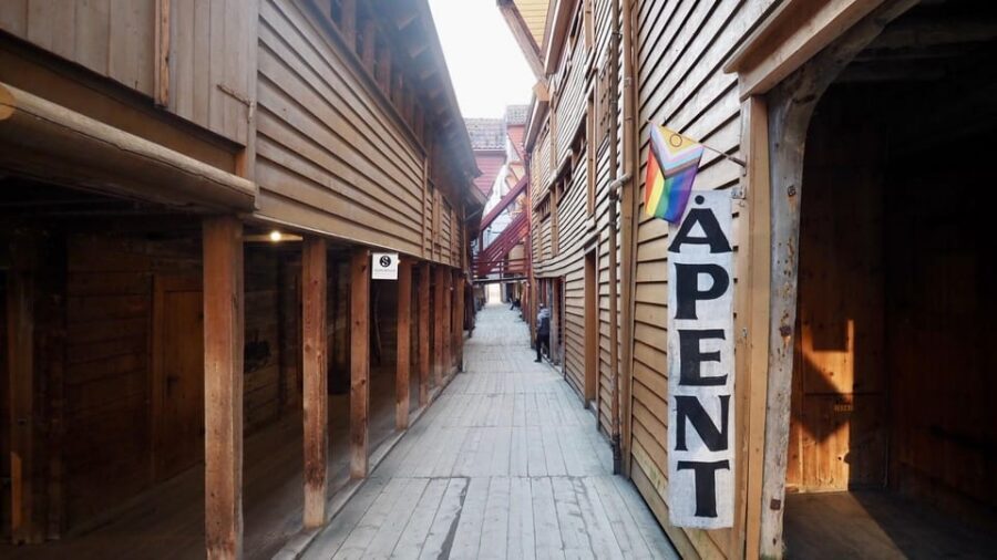 Bergen: Private tour in your own language - Bergen’s fish market: more than a photo wall