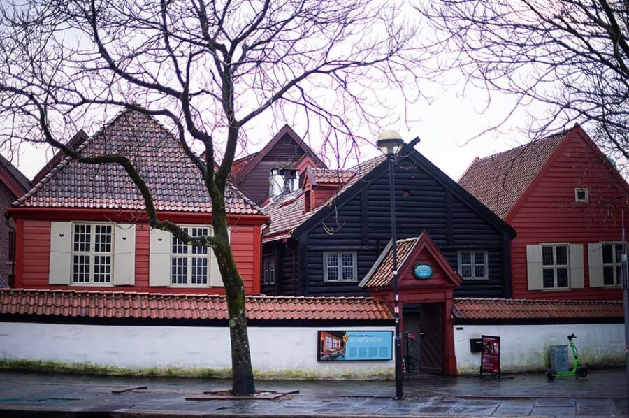 Bergen: Private tour in your own language - Torgallmenningen: the central streets that tie everything together
