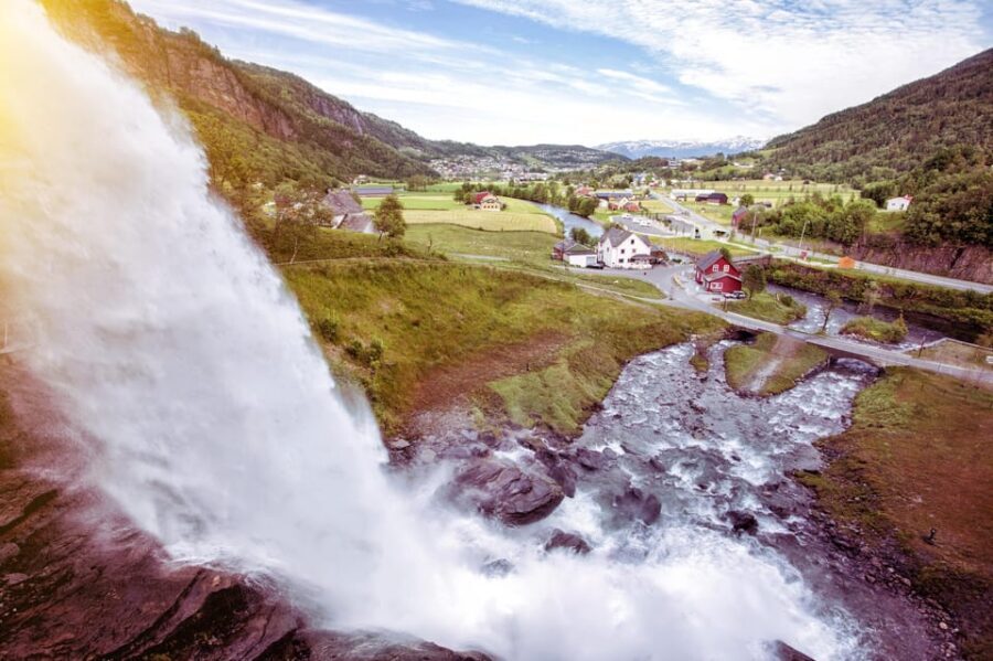 Bergen: Private Waterfalls and Wonders of Fjord Norway - Eidfjord pause: lunch, restrooms, and a reset before the fjord finale