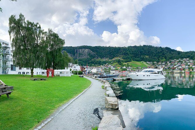Bergen to Hardangerfjord VIP car + private yacht Fjord cruise - The car ride: VIP pickup from Bergen and a no-stress start
