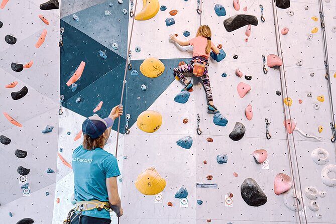 Climbing in Mørkvedhallen Klatresenter - Harness fitting and the autobelay safety lesson that prevents panic