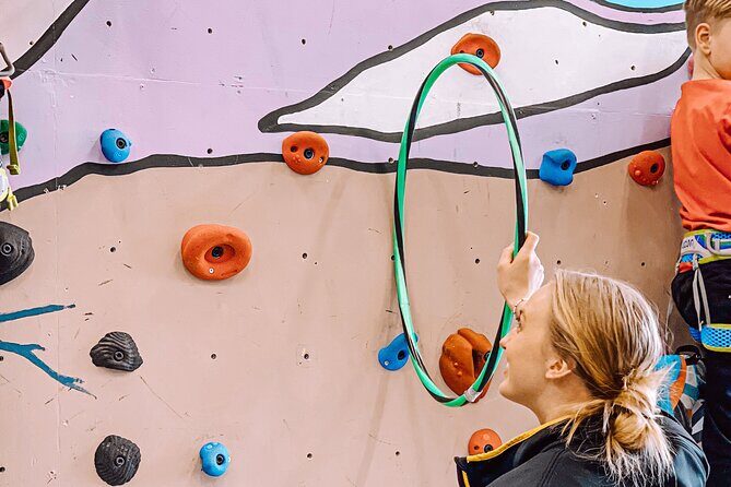 Climbing in Mørkvedhallen Klatresenter - Climbing on your own: rope routes and bouldering variety