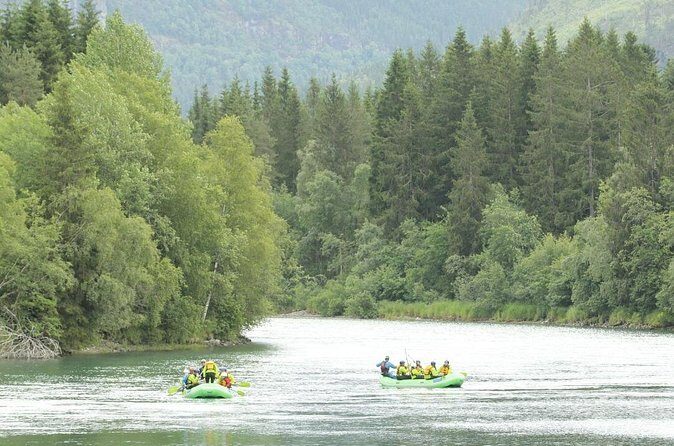 Family Rafting Grade 2 - The 3-hour flow: what happens before and after you’re on the water
