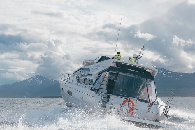 Fjordcruise - Luxury Yacht Arctic Queen - The welcome on the water: coffee, snacks, and an easy start