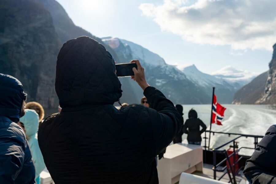 From Ålesund: Winter Fjord Cruise to Geirangerfjord - Flydalsjuvet viewpoint: classic photos, timed well, sometimes fast
