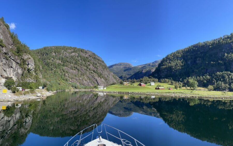 From Bergen: Modalen Private Fjord Cruise with Waterfalls - Meeting at Strandkaien 3 and gliding past Bryggen