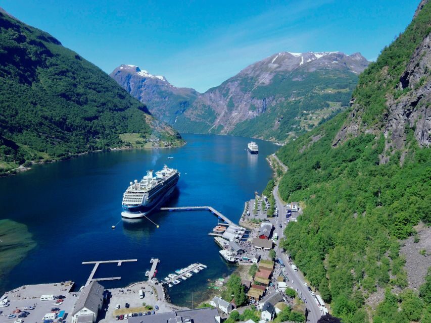 Geiranger: Dalsnibba, Flydalsjuvet, Eagle Bend & Fjords Tour - Eagle Bend and Eagle Road: Seven Sisters Waterfall from the heights