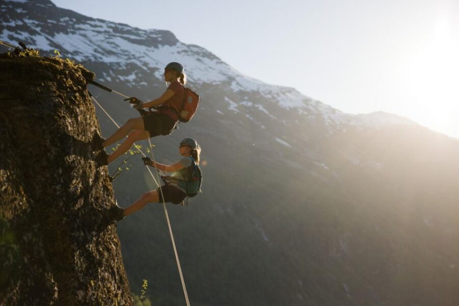 Geiranger: Rappelling tour with epic view - The Guide Makes the Difference: Patient Coaching on a Tough Route