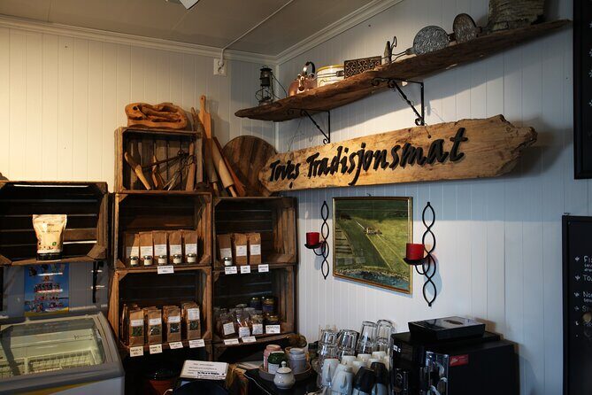 Guided easy snowshoeing with a visit to local café - Snowshoeing the easy way: pace, footing, and first-time comfort