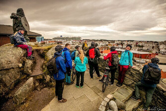 Guided EL-Bike tour in the city of Haugesund and Coastal path - Stop 2 at Haraldshaugen: King Harald Fairhair and Korsshaugen’s stone cross