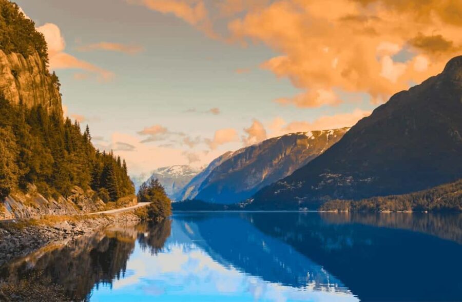 Guided tour: Hardangerfjord, Waterfalls and Ferry crossing - Getting started from Bergen: Strandkaien 3 and a first-class minibus
