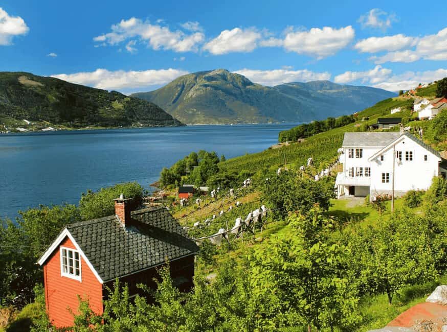 Guided tour: Hardangerfjord, Waterfalls and Ferry crossing - Kvandal to Utne ferry: 20 minutes of fresh air and upper-deck photos