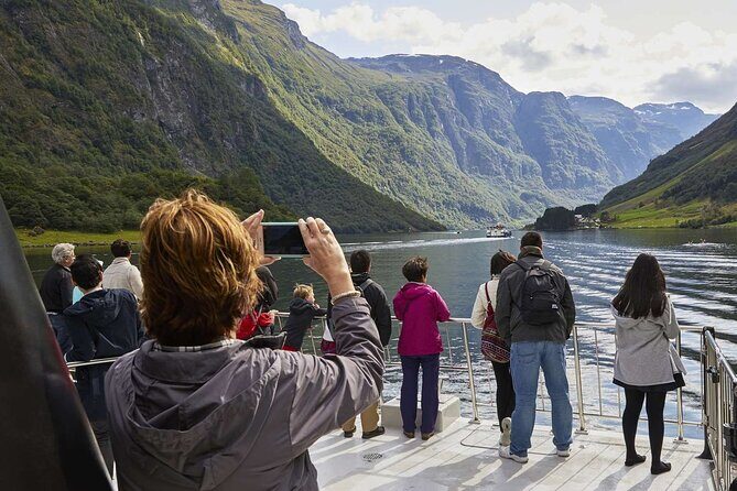 Guided Tour To Nærøyfjorden, Flåm And Stegastein - Viewpoint Cruise - Back in Flåm: photo time, lunch options, and breathing space