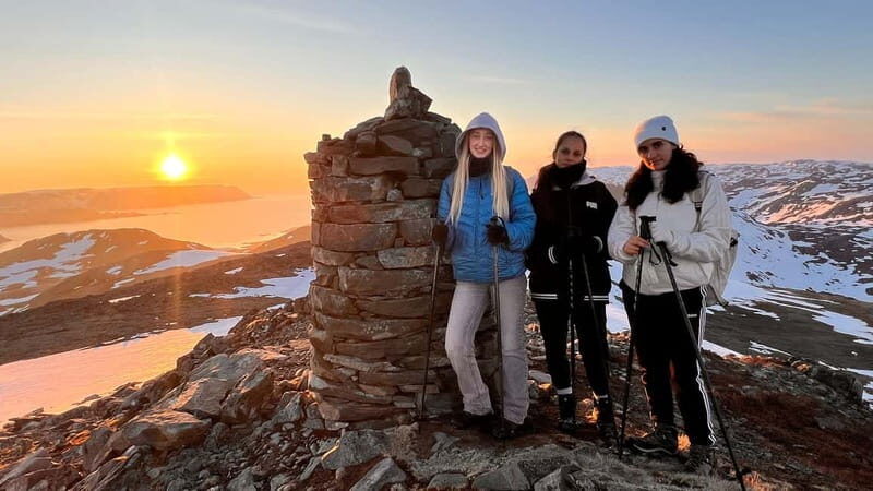Honningsvåg: Hiking Tour. Arctic Ocean Views from Mountains - Getting to the start: Artico Christmas House in Honningsvåg