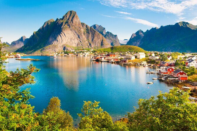Lofoten Highlights Photo Tour - Reine, Hamnøy & Å - Stop 3: Sakrisøy for yellow rorbuer and cod-processing texture