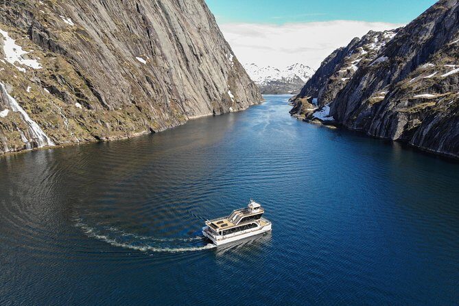 Lofoten Island: Silent Trollfjord Cruise from Svolvær - Onboard vibe: coffee, Norwegian foods, and the comfort that keeps you out longer