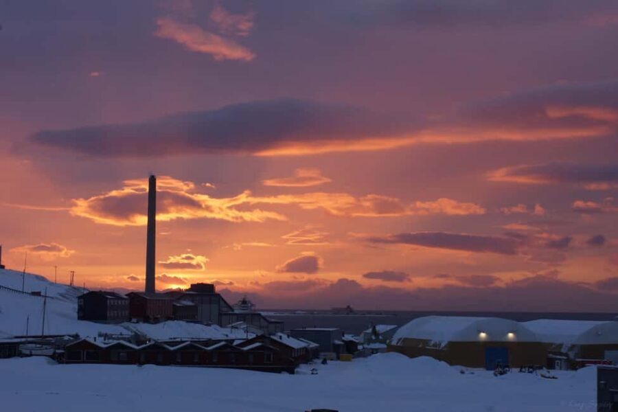 Longyearbyen: Arctic Ocean Swim, Sauna & Sightseeing - The 1-Hour Guided Walk: Longyearbyen Stories Before the Cold Water