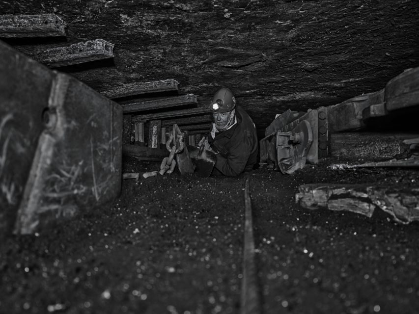 Longyearbyen: Historic Coal Mine Tour at Gruve 3 - From the pickup to Mine 3: don’t wing it