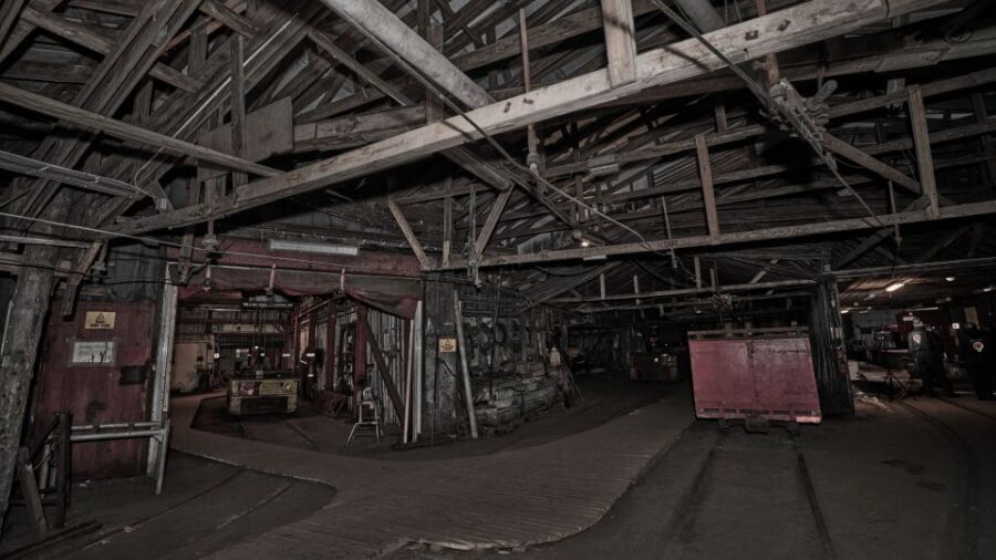 Longyearbyen: Historic Coal Mine Tour at Gruve 3 - Before you go in: helmets, headlamps, and the pre-mine talk