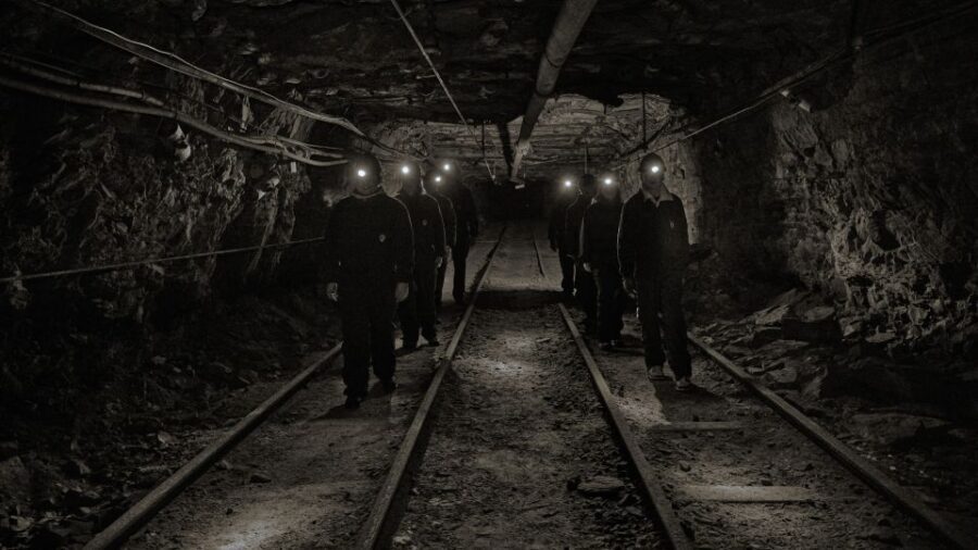 Longyearbyen: Historic Coal Mine Tour at Gruve 3 - Workshops and abandoned machinery: the industrial skeleton
