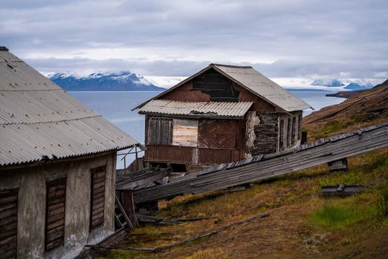 Longyearbyen: Private Guided Walking Tour - Polar night photography: why the light is the main character