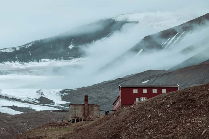 Longyearbyen: Private Guided Walking Tour - What you’ll learn while you walk: John Munro Longyear and the burial law