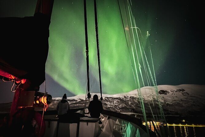 Luxury Northern Lights Yacht Cruise with Hot Tub from Tromsø - Hot tub on a yacht: showers, changing space, and towel options